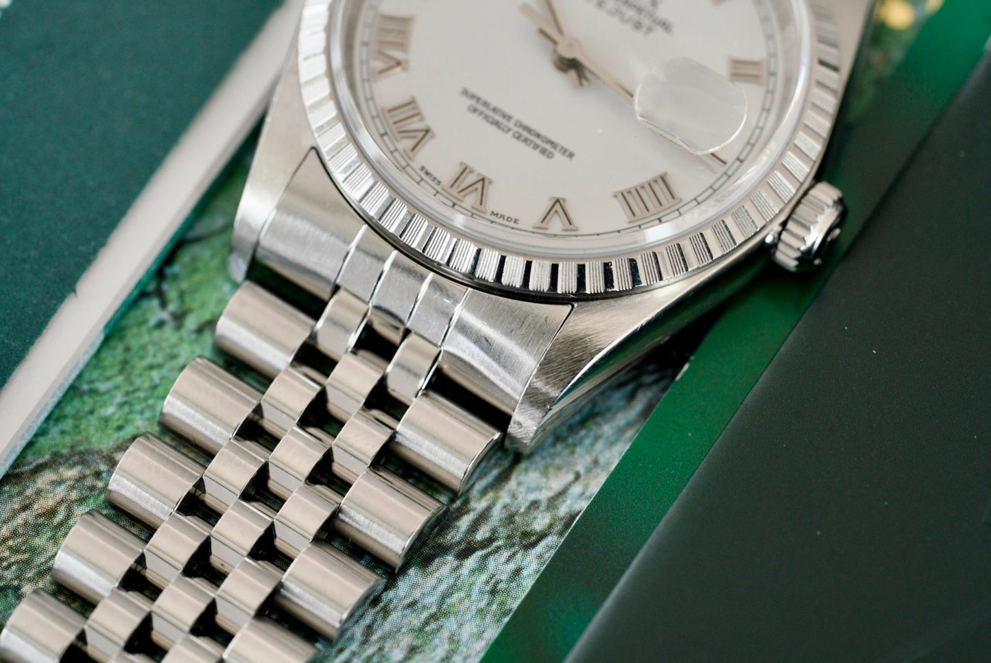 (16220) 2004 Rolex Datejust ‘White Roman’ Engine-Turned Bezel 36mm