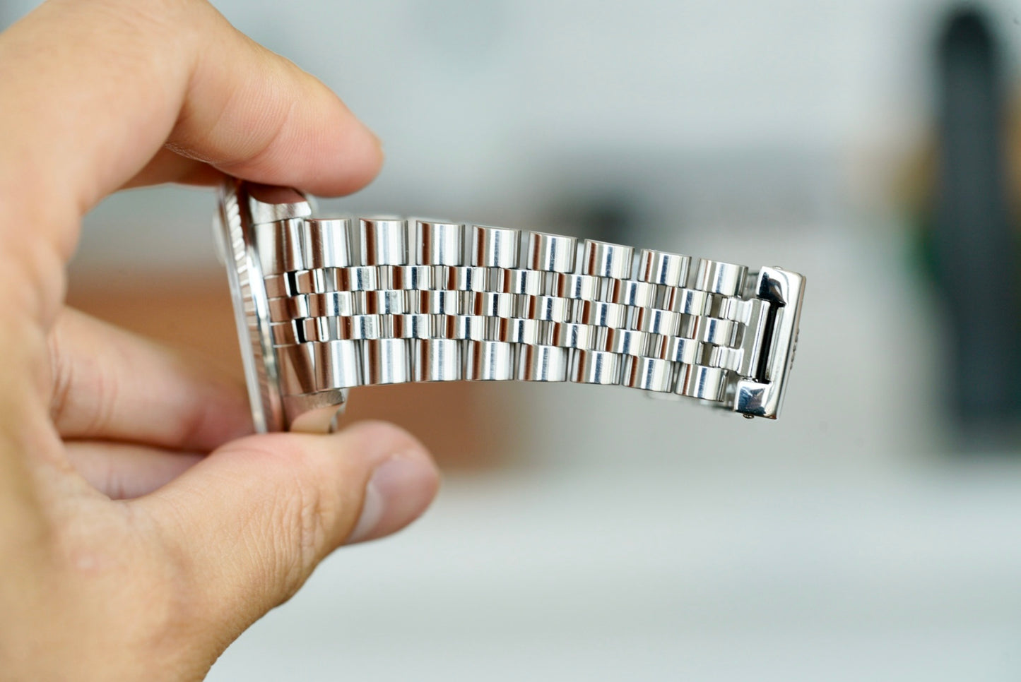 (16220) 2004 Rolex Datejust ‘White Roman’ Engine-Turned Bezel 36mm