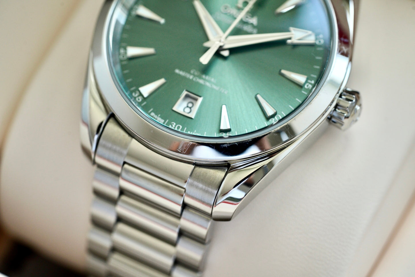 (220.10.38.20.10.002) 2023 Omega Seamaster Aqua Terra Green Shades 38mm