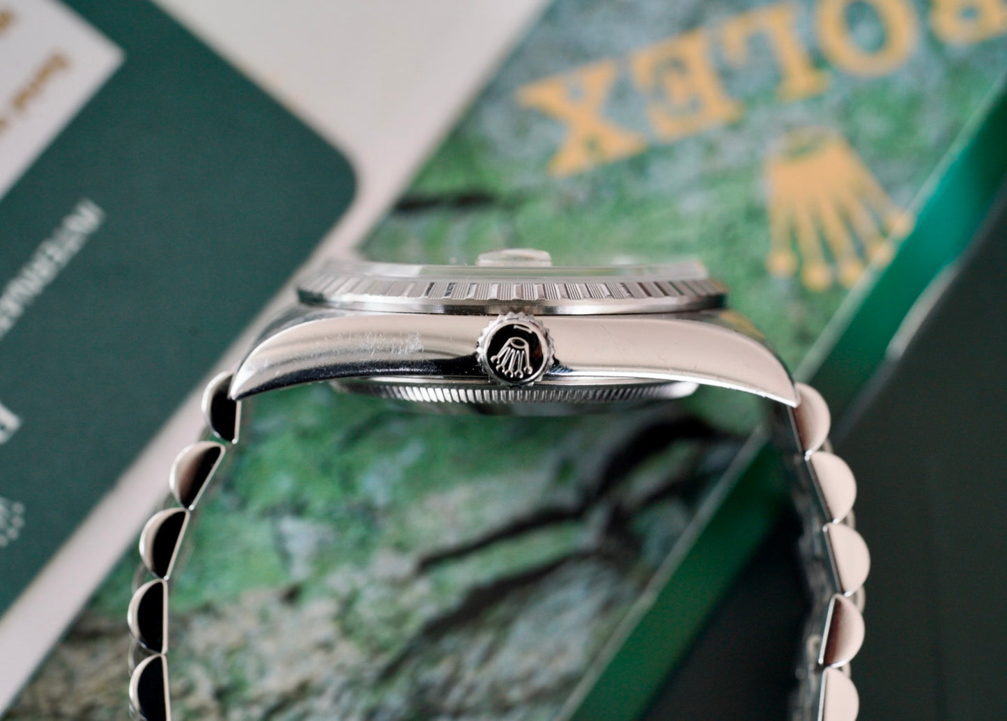 (16220) 2004 Rolex Datejust ‘White Roman’ Engine-Turned Bezel 36mm